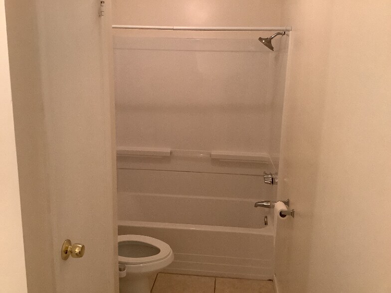 Building Photo - 109 Lake Forest Blvd