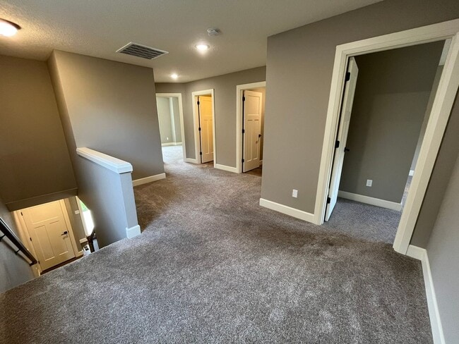 Building Photo - Spacious Townhome Style Duplex Unit