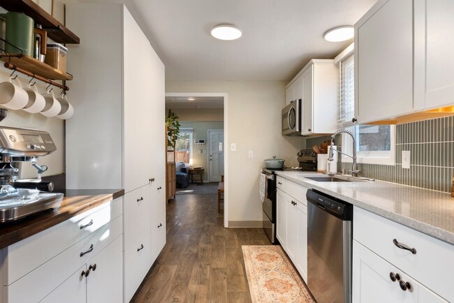 Building Photo - 2Bed/2Bth in Vancouver