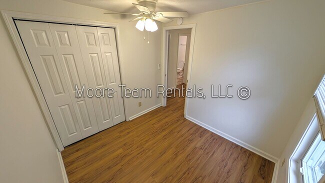 Building Photo - 2 Bed House with Washer/Dryer