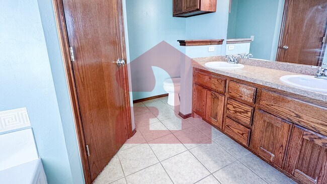 Building Photo - 1704 January Pl