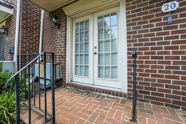 Building Photo - Updated Brick Condo in the Heart of Downto...