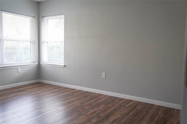 Building Photo - 10311 Royal Oaks Dr