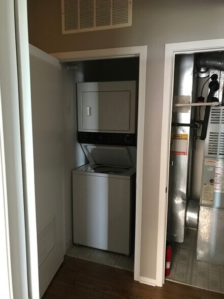 Washer/dryer in unit - 811 S Lytle St