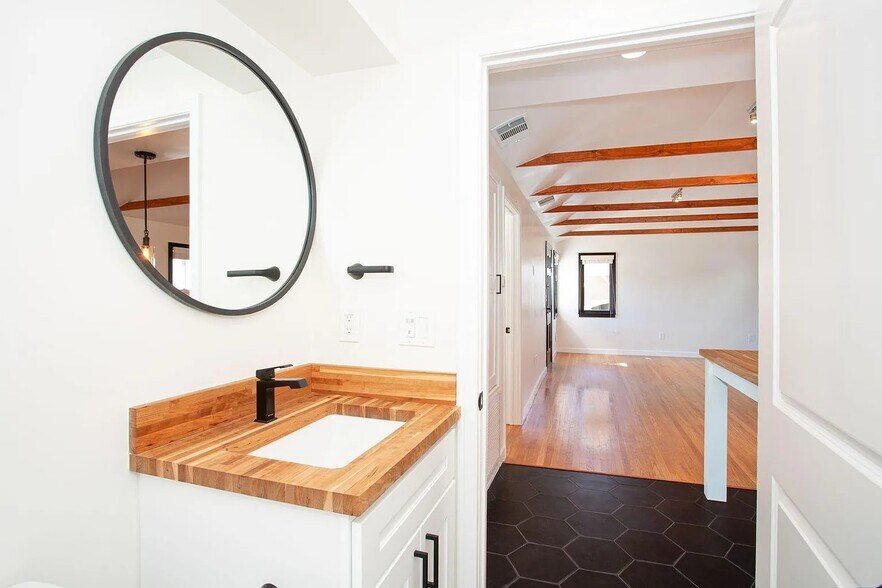 Building Photo - 2956 Finch St