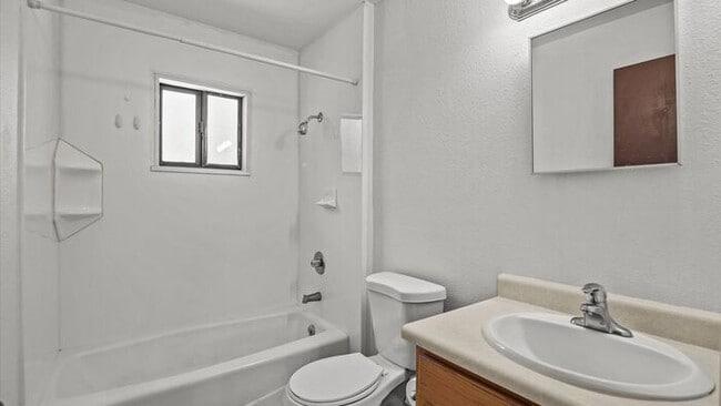 Building Photo - Affordable 2 Bed 1 Bath Apartment! Great location!!