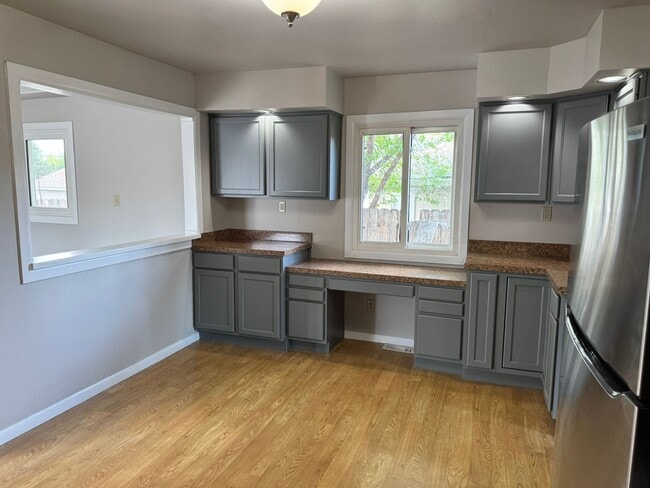 Building Photo - 5 Bedroom ,3 bathroom Single Family Unit