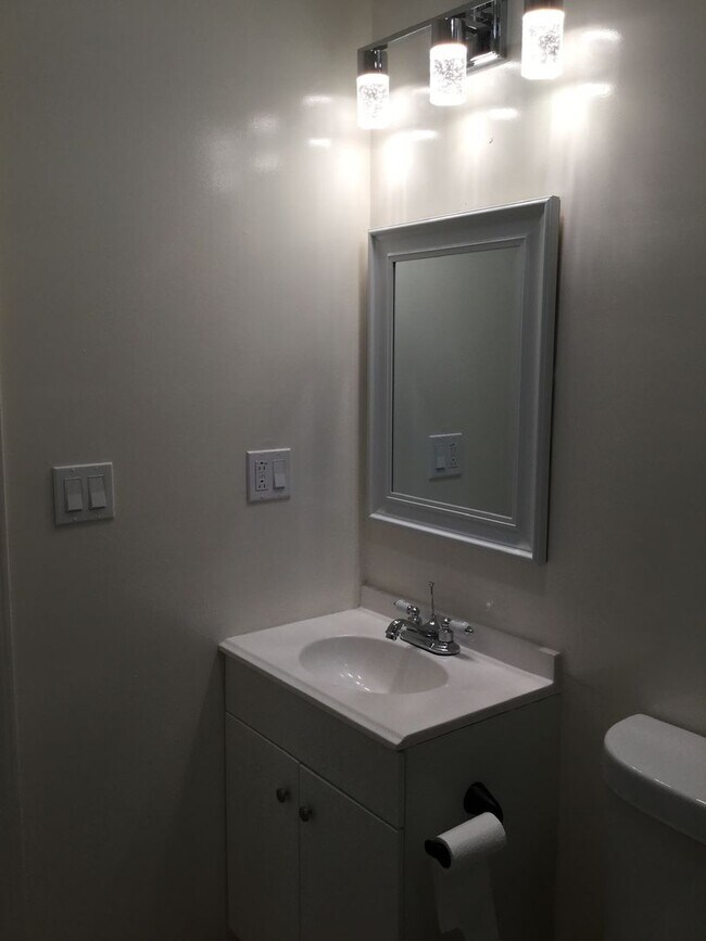 Building Photo - Gorgeous Guest house, with1 Bedroom and 1 Bathroom,  Hawthorne.