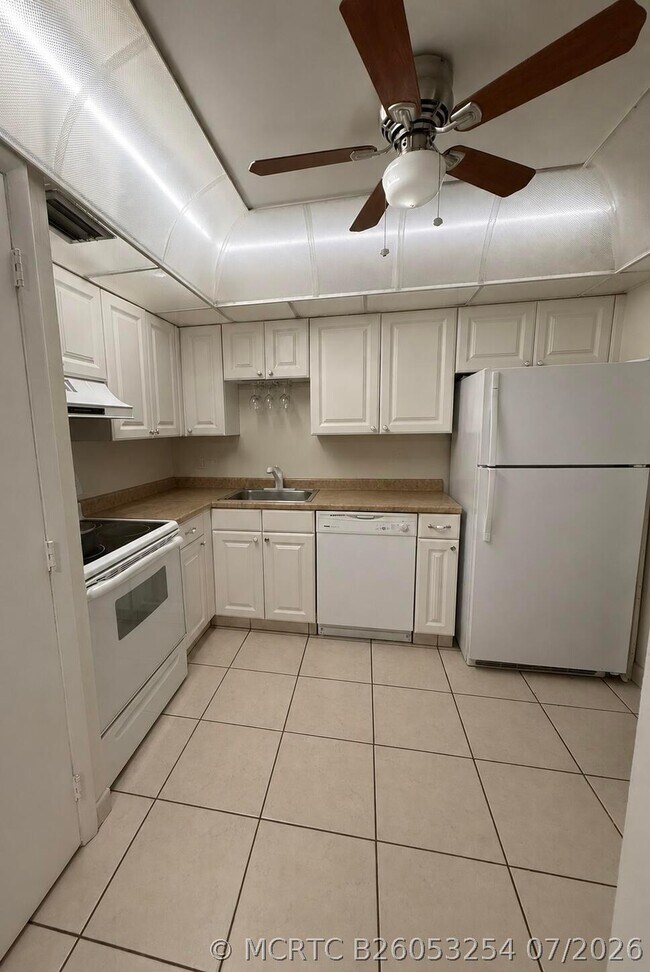Building Photo - 4168 Inverrary Dr