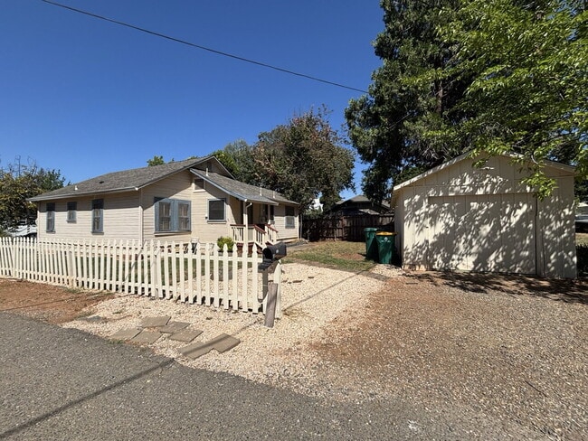 Building Photo - Adorable vintage 2-bed home on a quiet side street close to downtown Placerville!