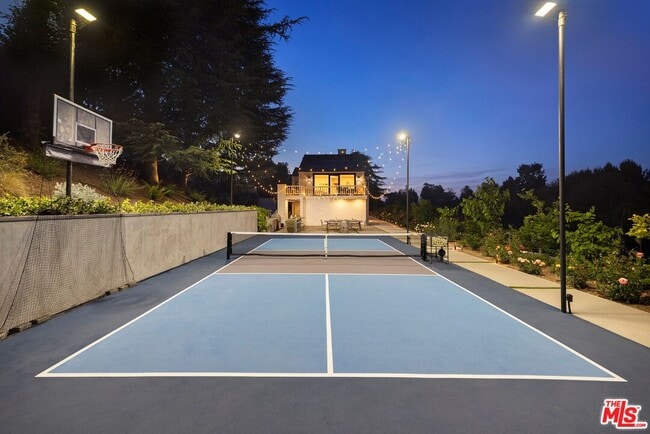 Building Photo - 15438 Mulholland Dr