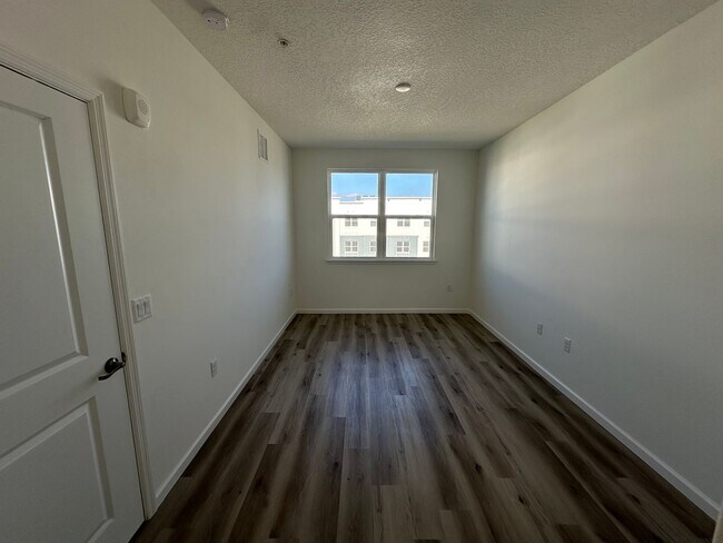 Building Photo - Spacious 2-Bedroom + Den Apartment in Prim...