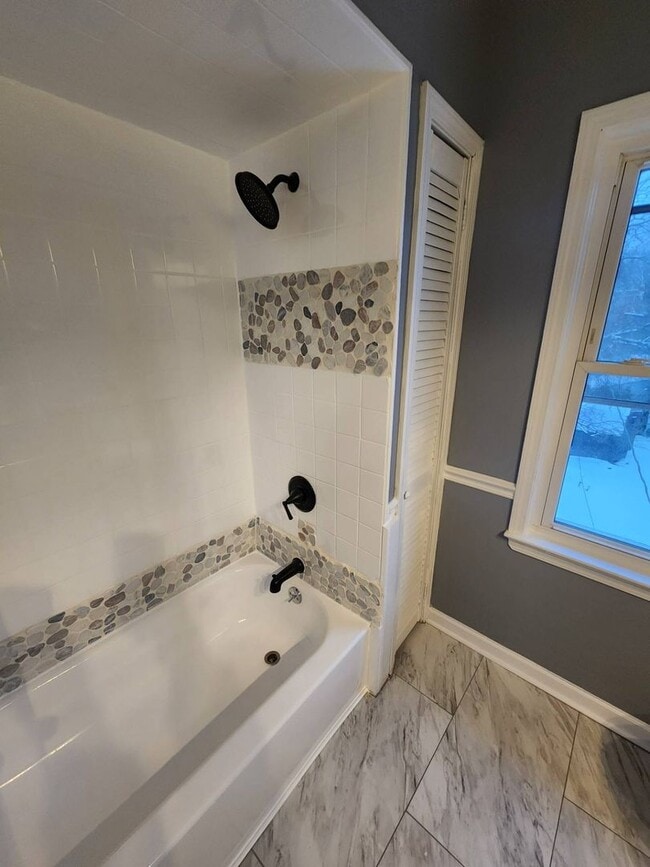 Building Photo - Charming 3-Bedroom Property in Prime Location