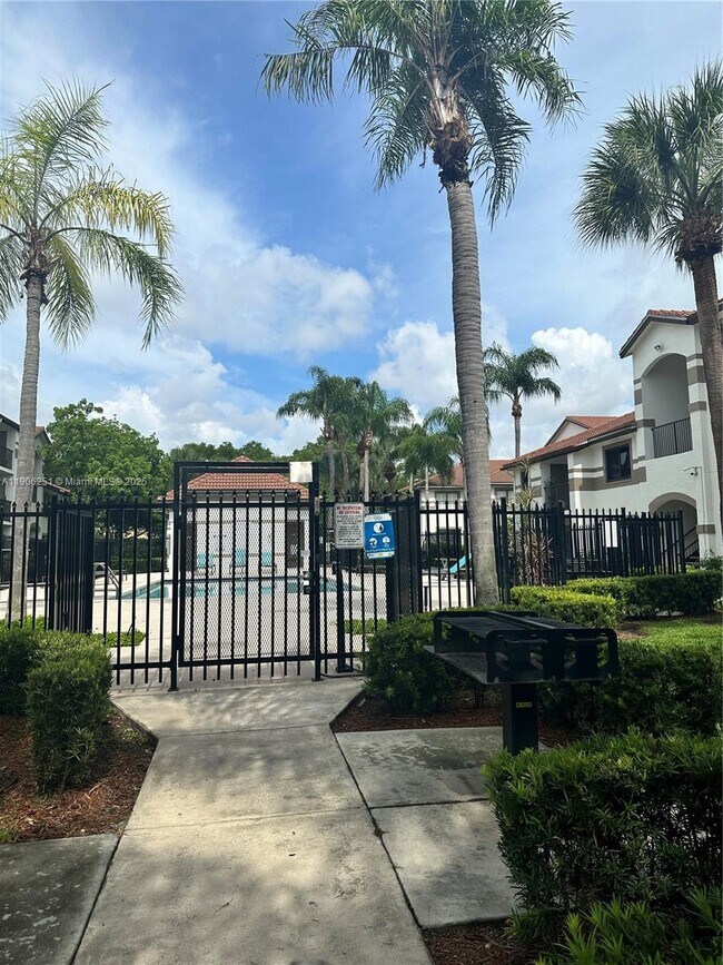 Building Photo - 650 S Park Rd