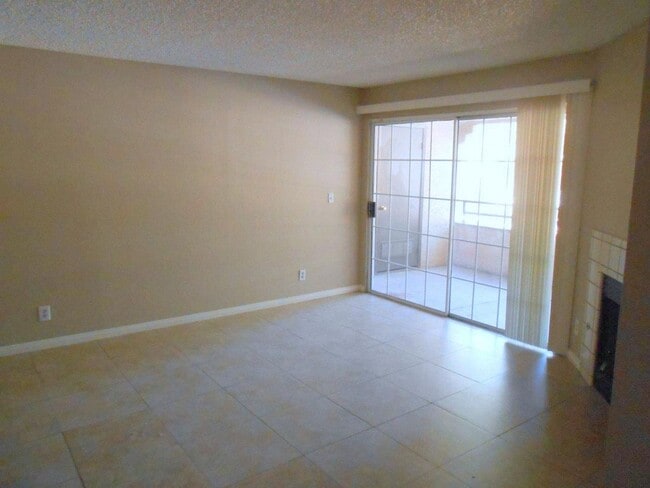 Building Photo - Spacious 2 bedroom Condo in Canyon Lake Community