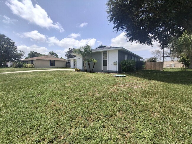 Building Photo - 3/2 SCREENED PORCH & FENCED-IN BACKYARD HOME