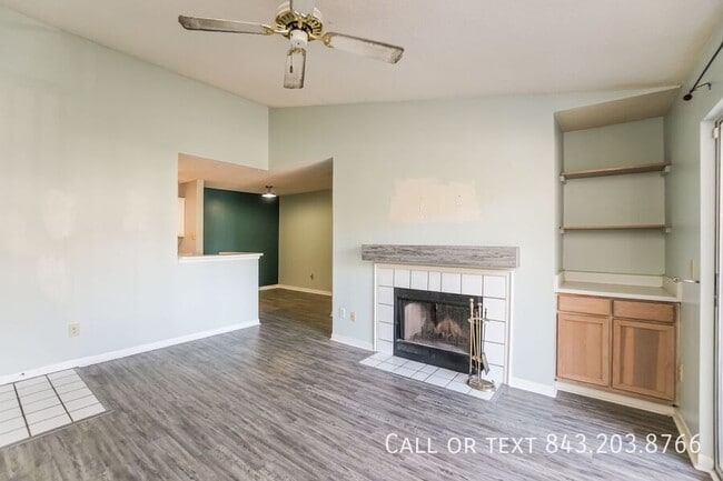 Building Photo - 2011 N Hwy 17