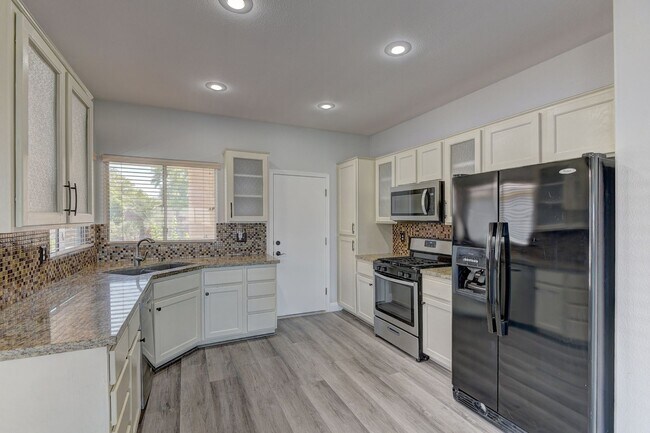 Building Photo - 180 Degree elevated views from a quiet str...