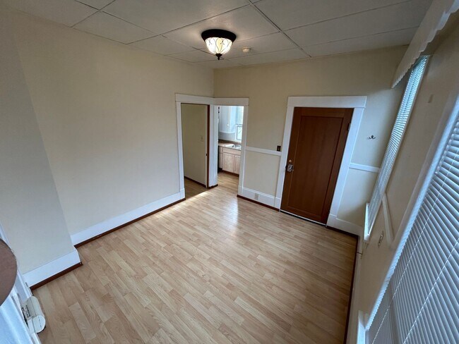 Building Photo - 1560