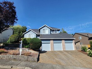 Building Photo - 4+ Bedroom Tigard Home With a Beautiful Vi...