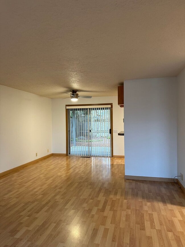 Building Photo - Newly Updated Single Level Home in Established Keizer Neighborhood