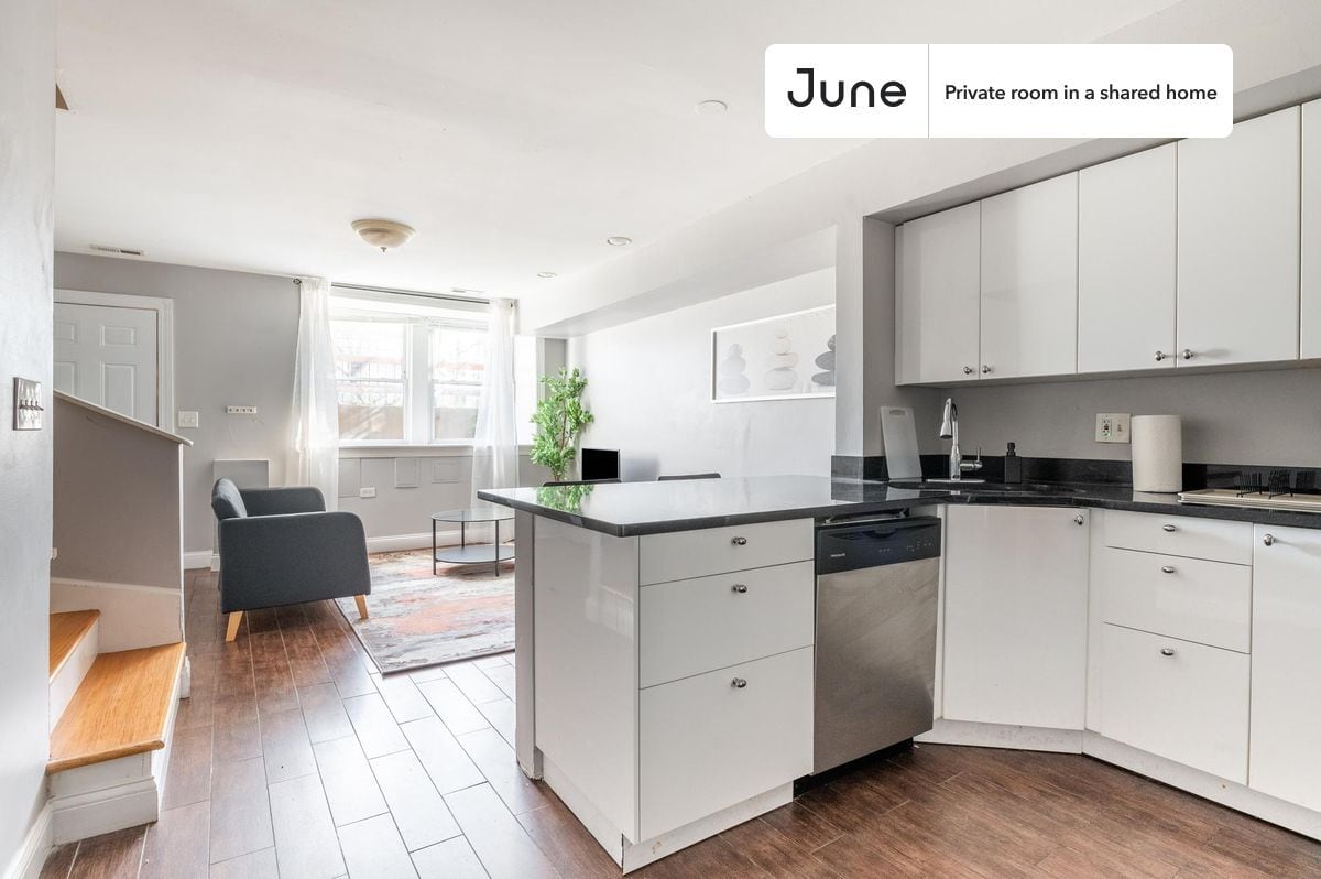 Building Photo - Room in Shared 3 bed/2 bath home in Near West Side