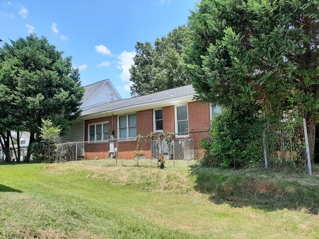 Shaded side yard - 1430 Queen City Ave