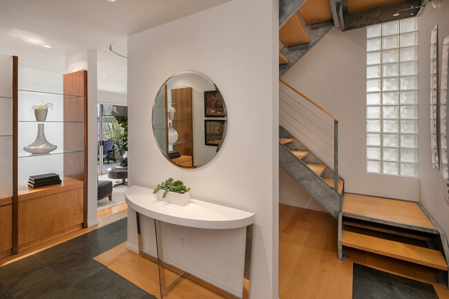 Building Photo - 10514 Riviera Pl NE