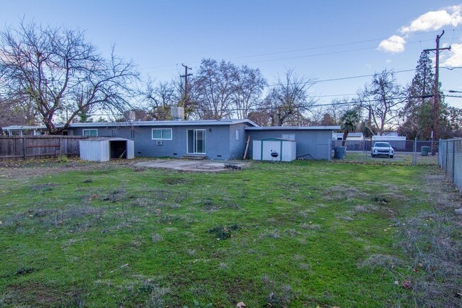 Building Photo - South Redding Duplex with Many Perks!