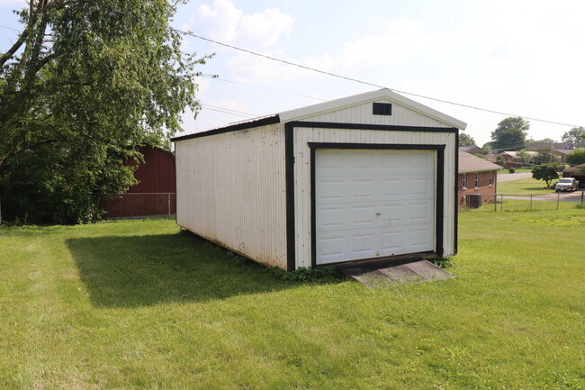 Building Photo - 204 Weil Ln