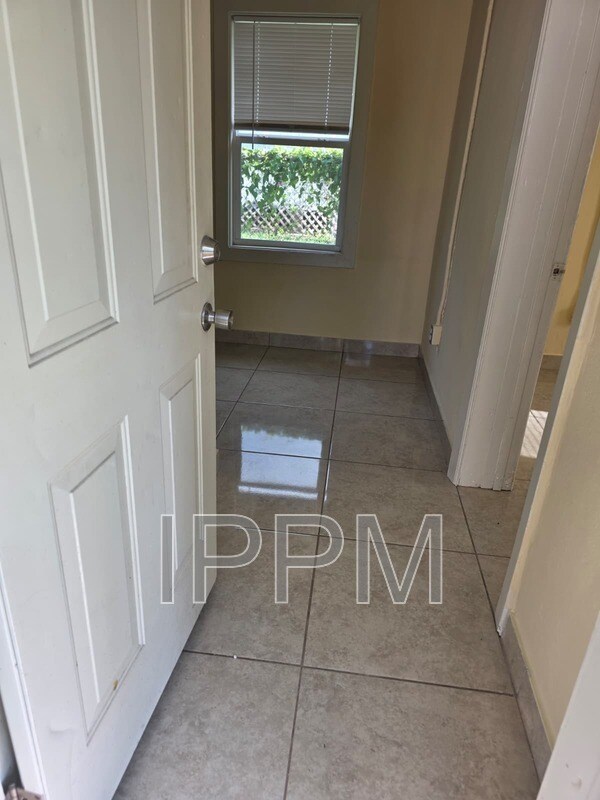 Building Photo - 902 N D St