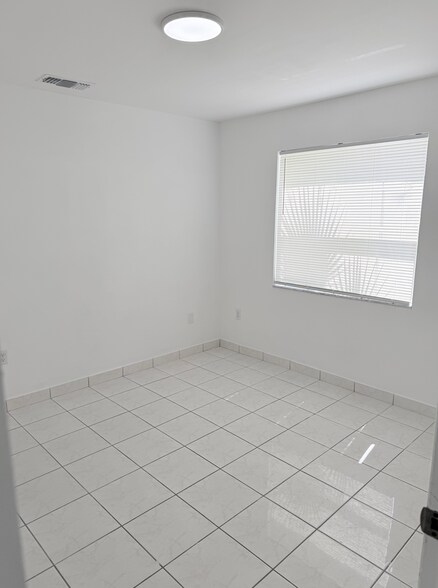 Building Photo - 2647 SW 28th Ct