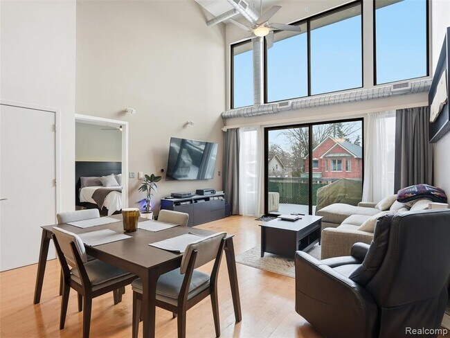 Building Photo - 610 S Troy St