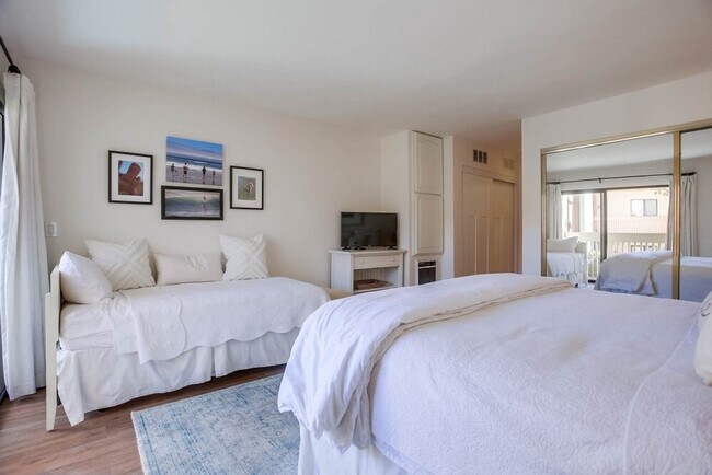 Building Photo - 453 S Sierra Ave