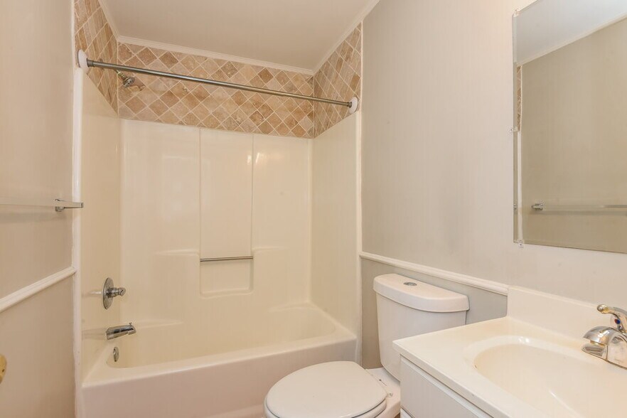 Building Photo - 153 Drury Ln