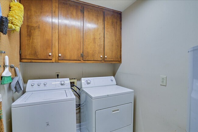 Building Photo - 405 River Pl