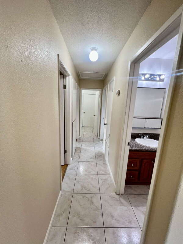 Building Photo - 827 Crested Dr