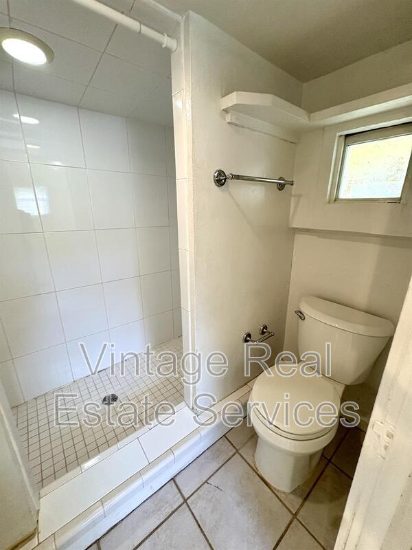 Building Photo - 309 W Comanche Ave