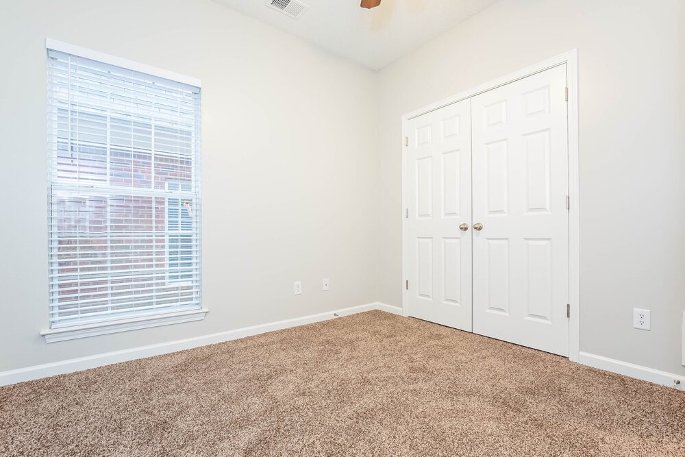 Building Photo - 735 Classic Dr S