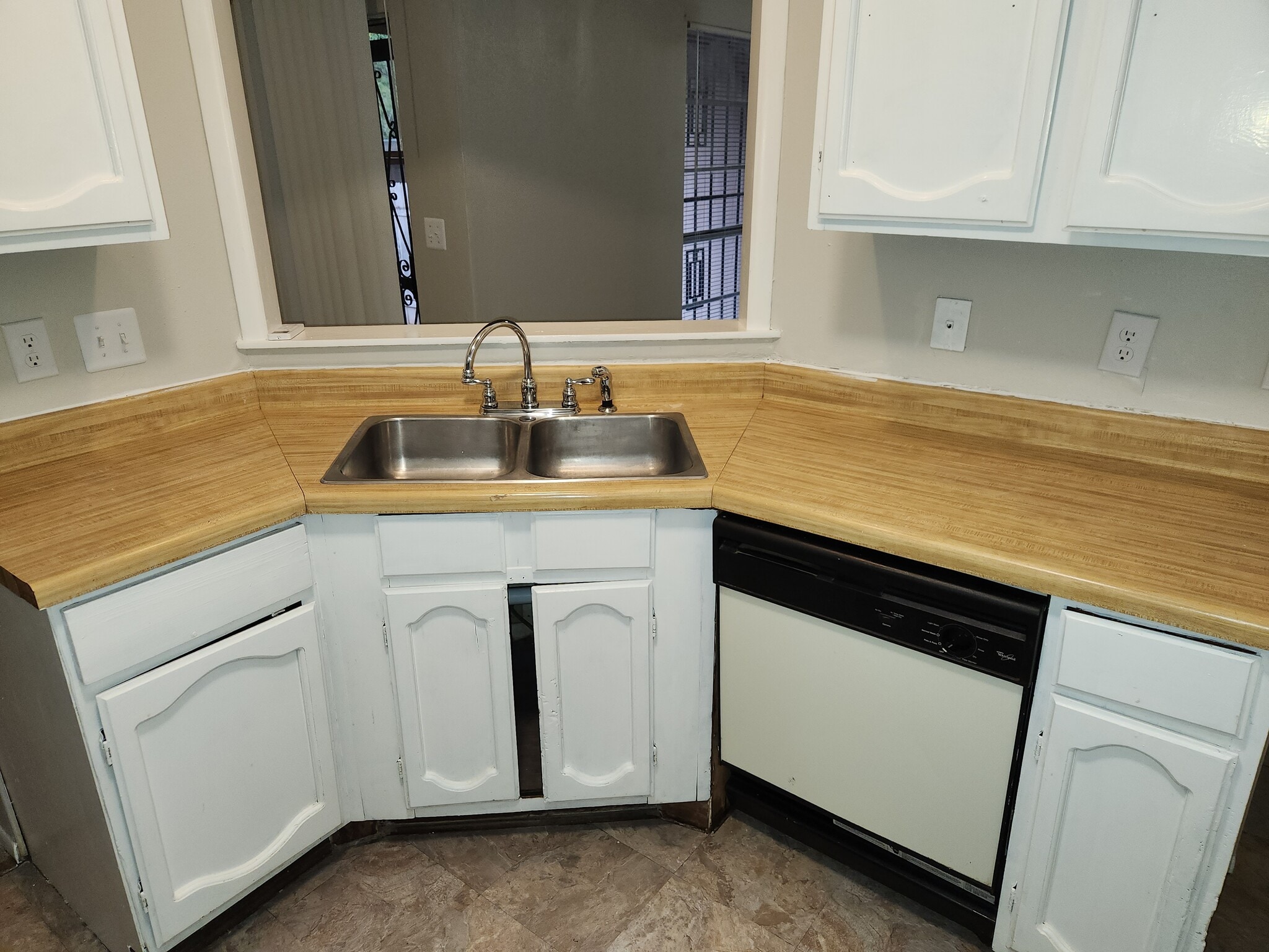 Kitchen - 6824 Oldham