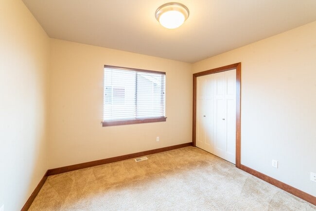 Building Photo - Large and Luxurious 2013 Built Home!