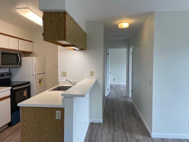 Building Photo - Bello, Erik