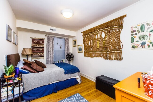 Building Photo - Large 3bedroom/1bath unit in Bucktown! Central Air, FREE Laundry, and close to Blue Line!