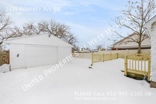 Building Photo - 4 Bed, 2 Bath Home | Spacious Kitchen | Ce...