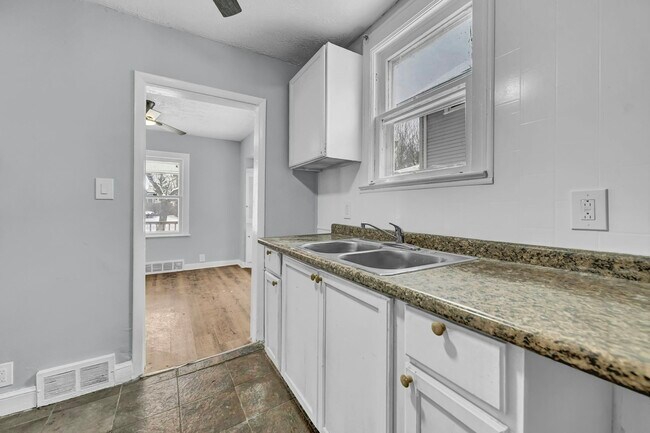 Building Photo - 1728 Hillview Rd