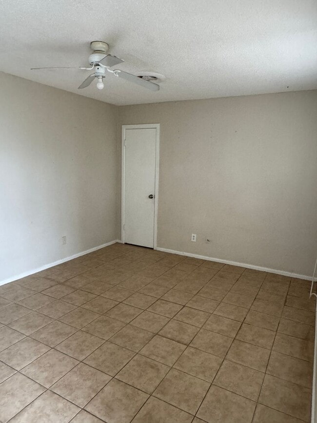 Building Photo - Cute one bedroom