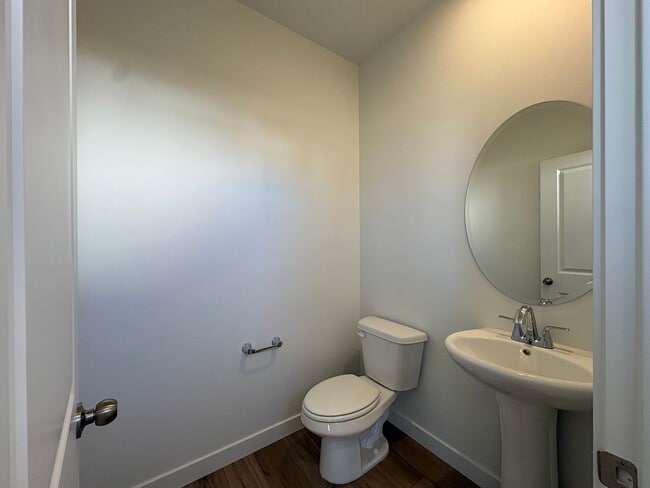 Building Photo - Gorgeous End-Unit Townhome in beautiful Salem!