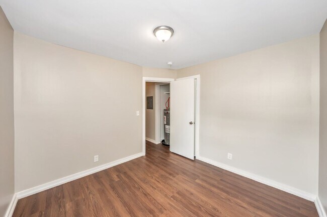 Building Photo - Move in Before the Holidays! Cozy Childers...