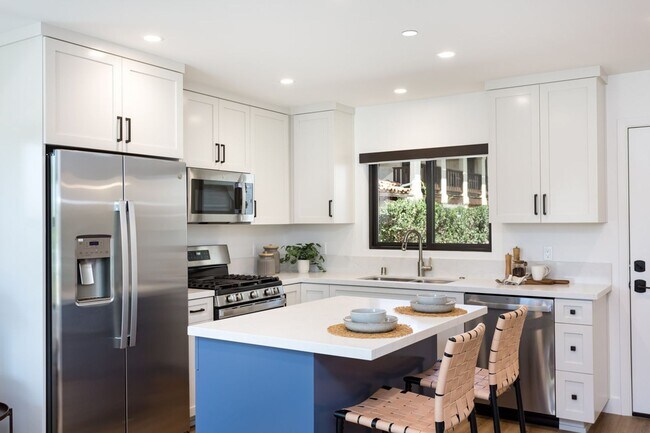 Building Photo - 2610-2612 Juan Street