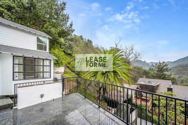 Building Photo - 9848 Portola Dr